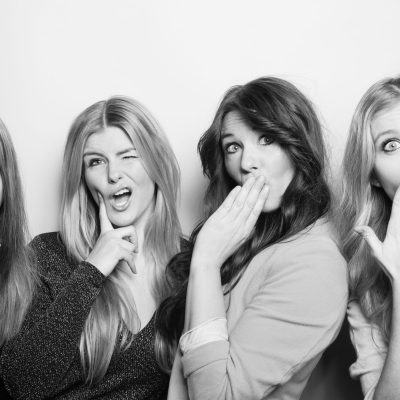 Gruppe junger Frauen macht Partyfoto