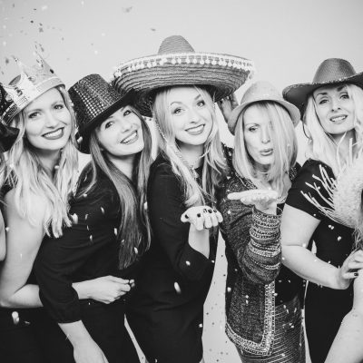 Frauen machen Foto vor Photobooth